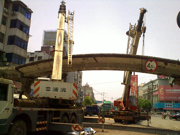 湘鄉北門天橋拆除吊裝現場