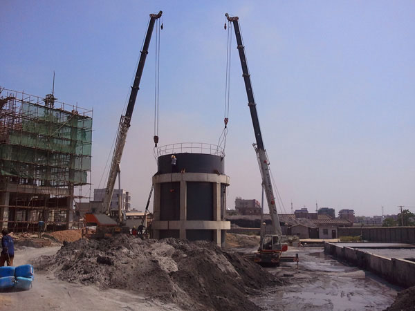 湘潭堿業公司脫硫塔吊裝現場