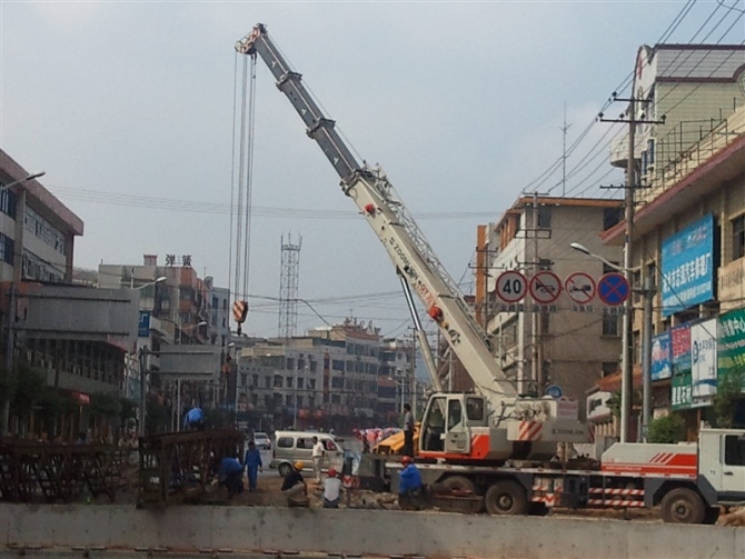 湘鄉320國道橋梁吊裝現場