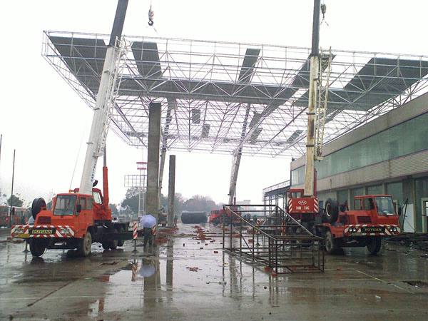 湘鄉新研加油站吊裝現場