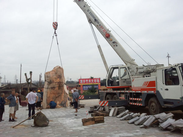 湘鄉蔣琬廣場吊裝現場